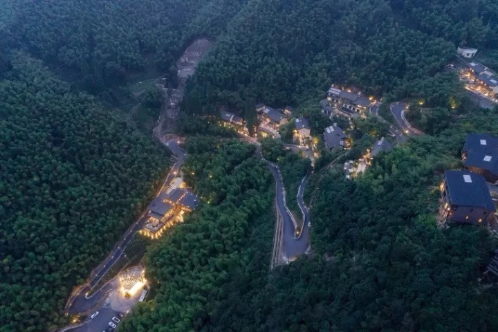 裸心堡采用了輕質(zhì)結(jié)構(gòu)、符合山地的吊腳樓結(jié)構(gòu)