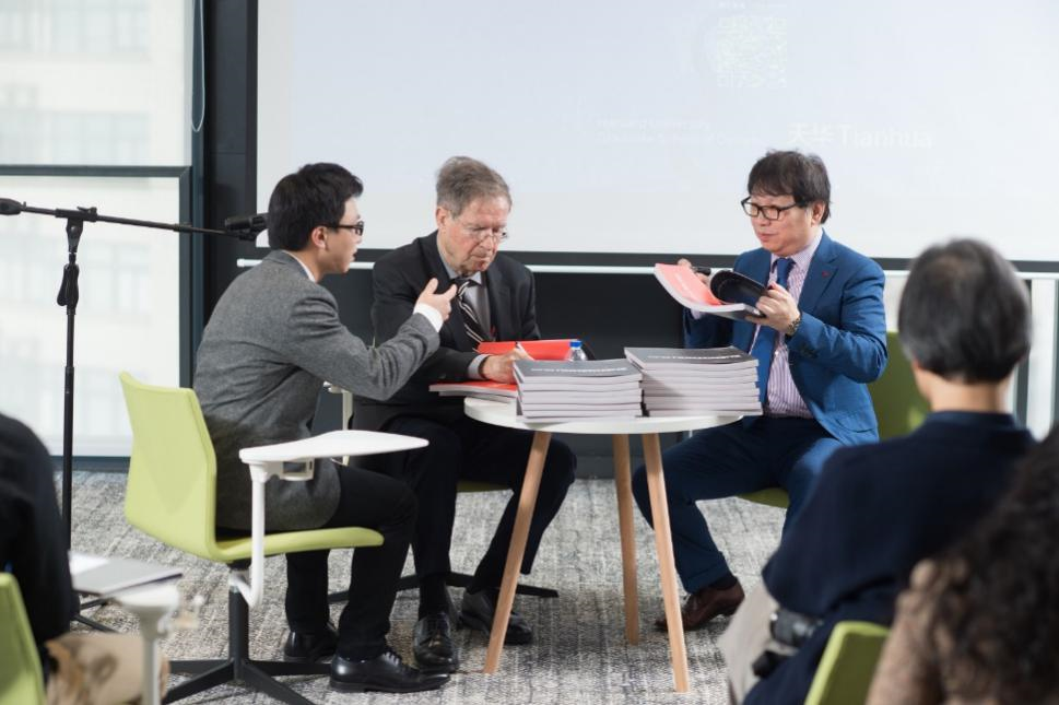 哈佛布斯克茨教授、楊丁亮老師與天華集團總建筑師黃向明現(xiàn)場書籍簽發(fā)